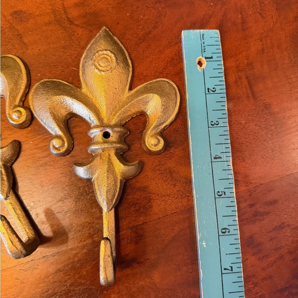 Pair of cast iron Fleur-de-lis wall hooks - Picture 3 of 5